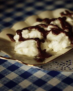 Белковые снежки с шоколадным соусом