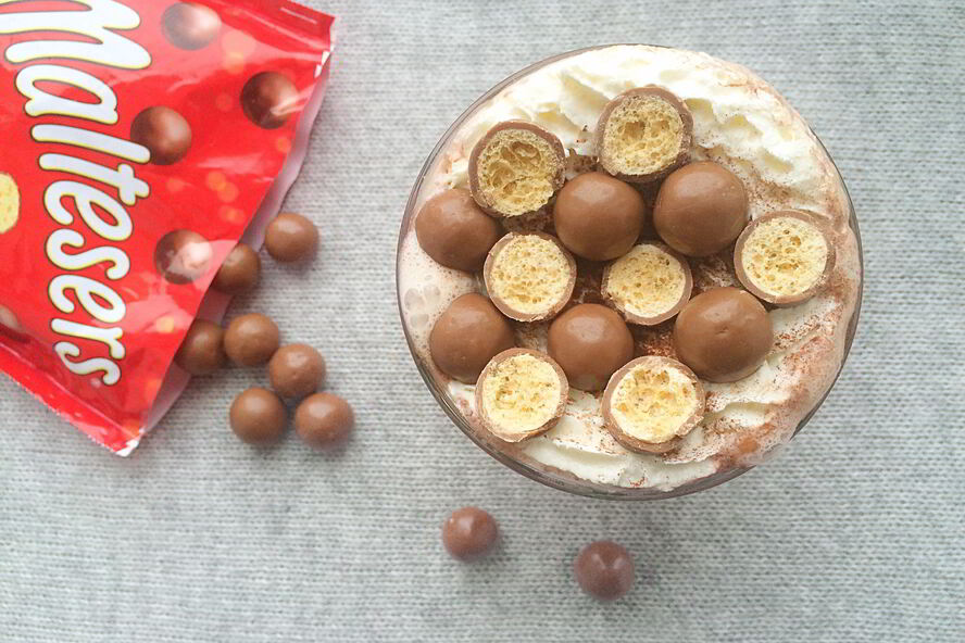 Рецепт молочный горячий шоколад c конфетами maltesers