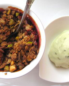 Крамбл с клубникой, сливой и фисташками