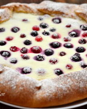 Бархатная галета с творожным кремом и ягодами