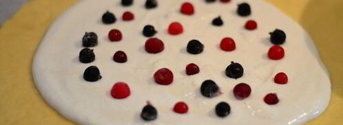 бархатная галета с творожным кремом и ягодами. Шаг 10