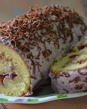 Бисквитный рулет с бруснично-творожным кремом