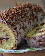 Бисквитный рулет с бруснично-творожным кремом