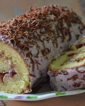 Бисквитный рулет с бруснично-творожным кремом