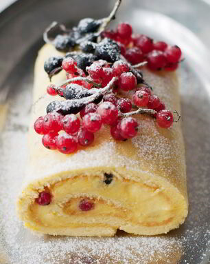 Бисквитный рулет с лимонным кремом и ягодами