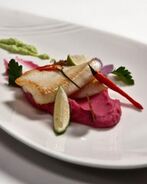 Филе камбалы со сливочным кремом и красным картофельным пюре