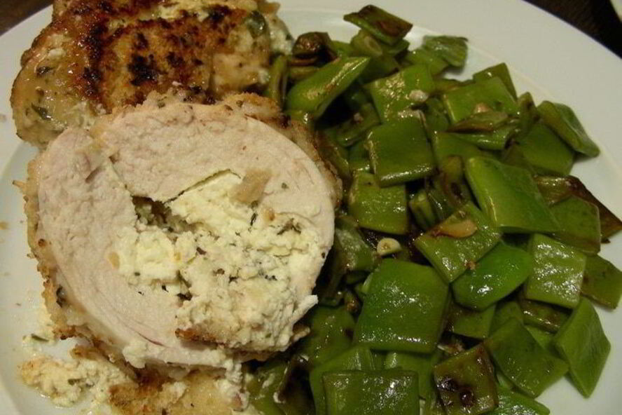 Рецепт куриные грудки, фаршированные крем-чизом филадельфия, фетой и ароматными травами