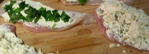 куриные грудки, фаршированные крем-чизом филадельфия, фетой и ароматными травами. Шаг 4
