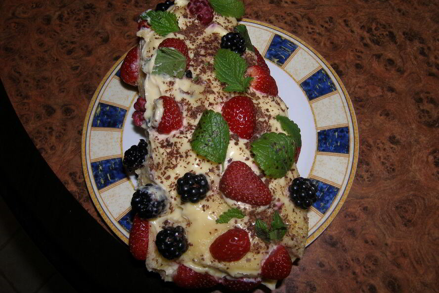 Рецепт нежный рулет со сметанным кремом и ягодами