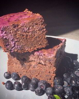 Очень шоколадный брауни со сливочно-черничный кремом