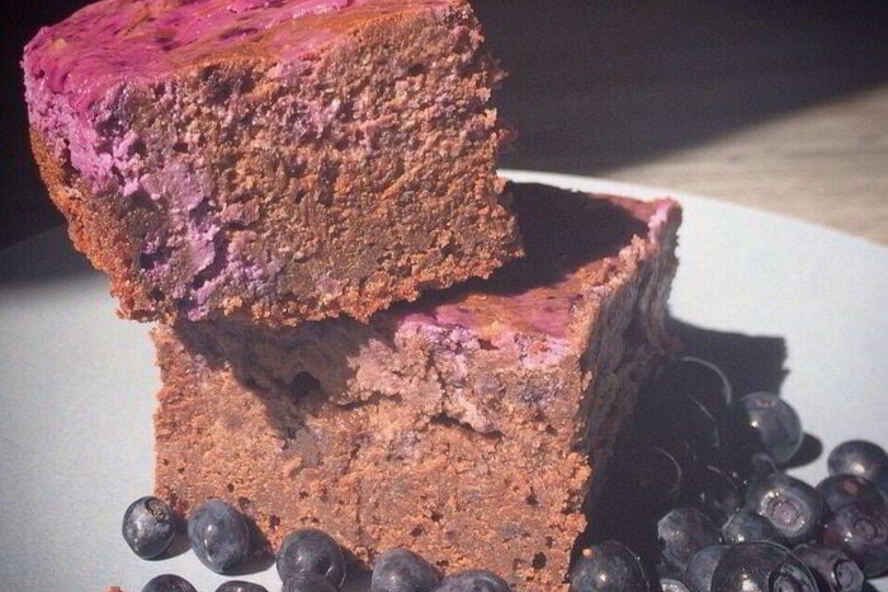 Рецепт очень шоколадный брауни со сливочно-черничный кремом