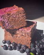 Очень шоколадный брауни со сливочно-черничный кремом