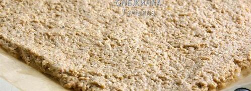 рулет из овсяных хлопьев с творожно-малиновой начинкой и кремом. Шаг 6