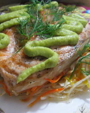 Семга на овощной подушке с кремом из авокадо