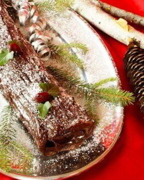 Шоколадное полено с кремом из каштанов и ягодами