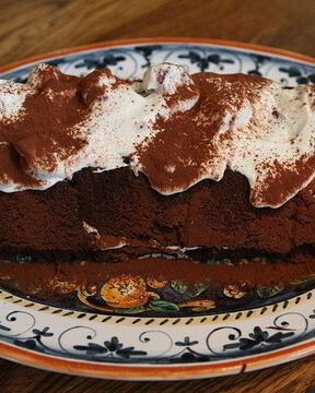 Шоколадный рулет с малиновым кремом