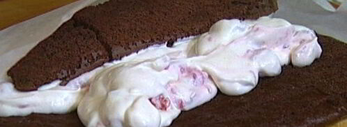 шоколадный рулет с малиновым кремом. Шаг 11