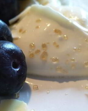 Творожный крем с черникой и миндалем