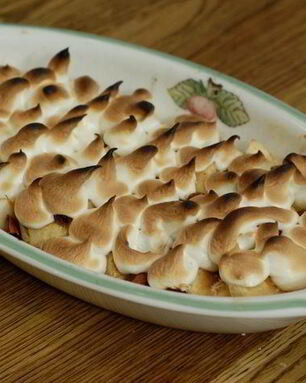 Яблочные дольки под белковым кремом