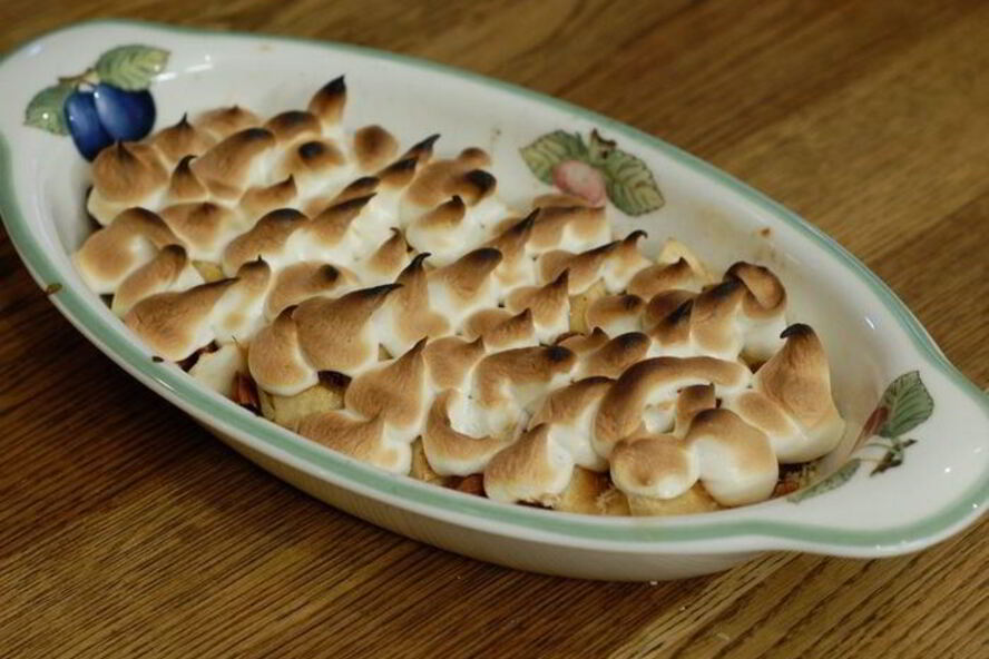 Рецепт яблочные дольки под белковым кремом