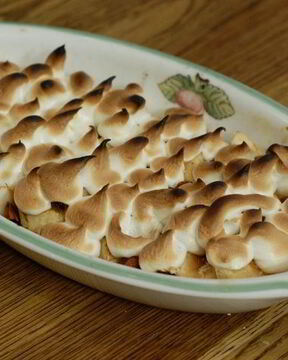 Яблочные дольки под белковым кремом