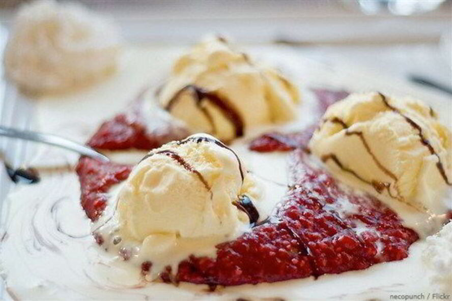 Рецепт лимонный замороженный йогурт с малиновым соусом