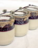 Медовая панна котта с черникой