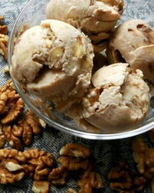 Банановое мороженое с шоколадом и грецким орехом