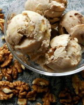 Банановое мороженое с шоколадом и грецким орехом