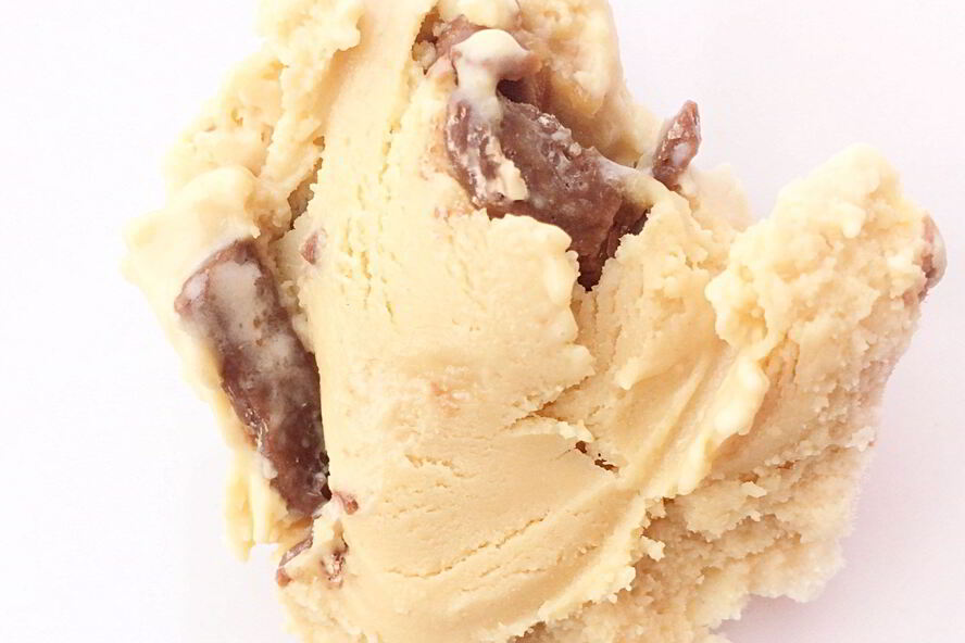 Рецепт карамельное мороженое с кусочками snickers