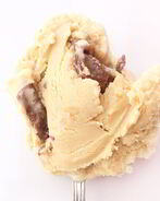 Карамельное мороженое с кусочками Snickers