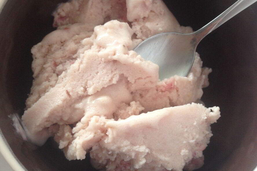 Рецепт молочное мороженое с клубникой и медом