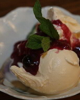 Мороженое из козьего йогурта с ягодным соусом