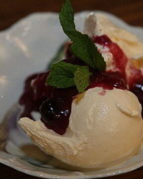 Мороженое из козьего йогурта с ягодным соусом
