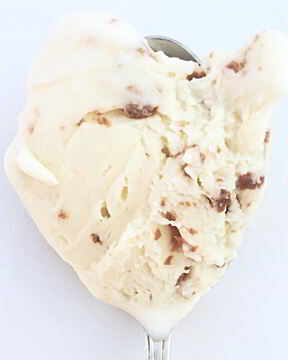 Мороженое с бейлисом, бренди и крошкой молочного шоколада