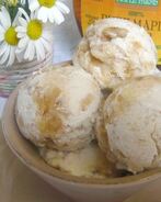 Мороженое с кленовым сиропом и грецкими орехами