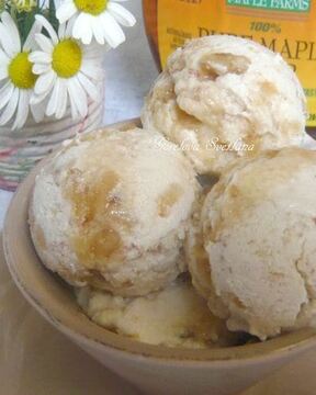 Мороженое с кленовым сиропом и грецкими орехами