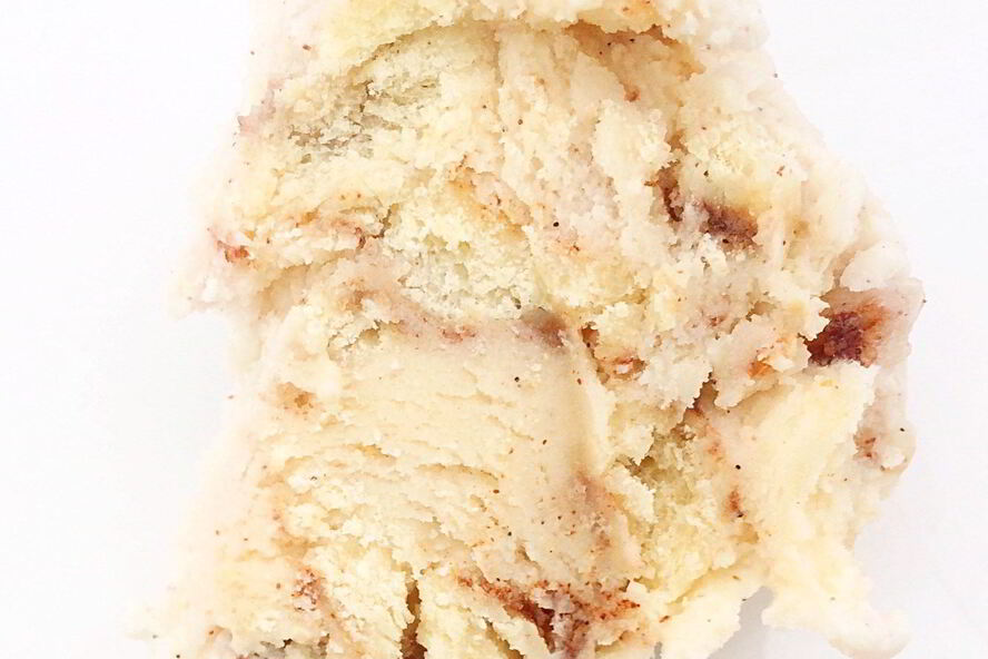 Рецепт мороженое с кусочками булочки синнабон и коричным соусом