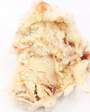 Мороженое с кусочками булочки синнабон и коричным соусом