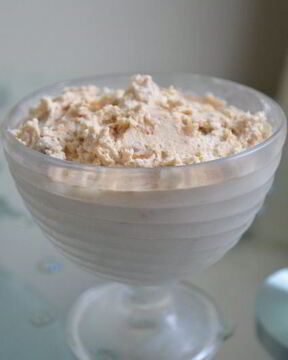 Мороженое с нугой, ромовым изюмом и карамельными орешками