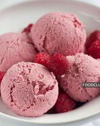 Сливочное малиновое мороженое