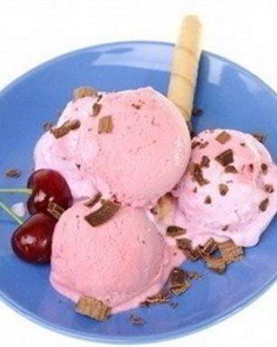 Сливочное мороженое с вишней и шоколадом