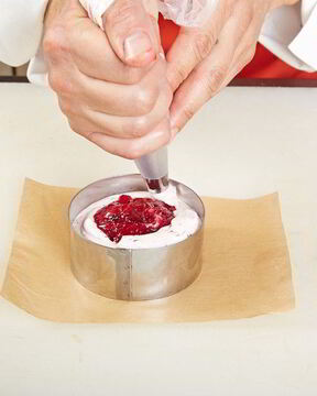 Легкий мусс с клюквенно-медовым соусом