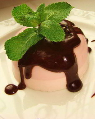 Мусс с шоколадным соусом