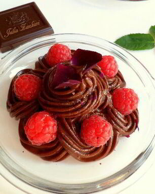 Шоколадный крем-мусс из авокадо с малиной, лепестками роз и мятой