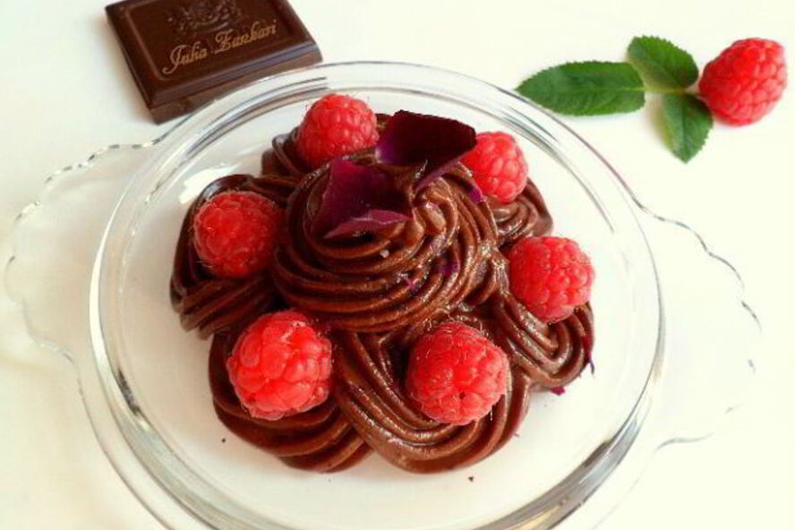 Рецепт шоколадный крем-мусс из авокадо с малиной, лепестками роз и мятой