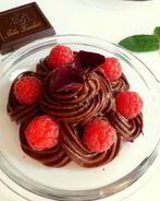 Шоколадный крем-мусс из авокадо с малиной, лепестками роз и мятой