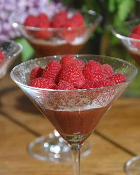 Шоколадный мусс с малиной