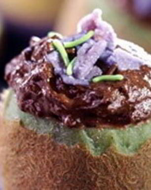 Шоколадный мусс в чашечках из киви