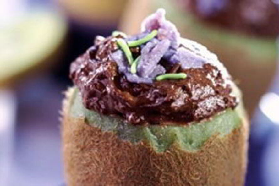 Рецепт шоколадный мусс в чашечках из киви